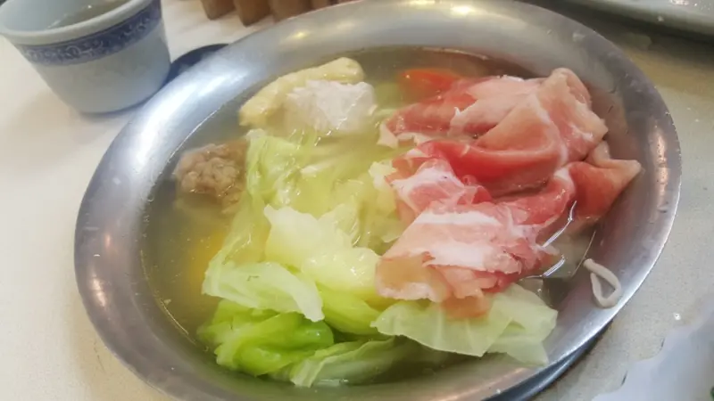 青菜呷呷。食尚小咪 ♥【台北士林劍潭。富樂台式涮涮鍋(士林承德店)大排長龍cp值高正宗白甘蔗熬湯創始店涮涮鍋小火鍋 推薦士林好吃涮涮鍋】