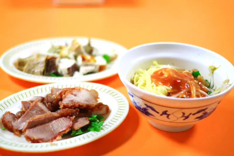 [台北美食] 賣麵炎仔。大稻埕超人氣排隊老店，飄香八十年古早味 // 迪化街.大稻埕.永樂國小