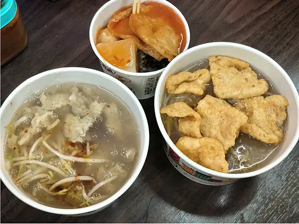 【台北美食￭大同區】老潘魷魚羹 x 肉羹麵、魚酥麵&甜不辣║ 迪化街美食推薦、大稻埕美食推薦、迪化街美食、永樂市場美食