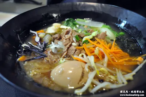 拉麵裡頭竟然有溏心蛋，21工房天然手工涼麵