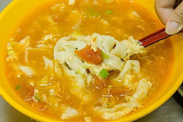 【台北捷運美食】【雙連站美食】招牌不開燈的「開封私房麵」+根本就沒招牌，沒訂還吃不到的「雙連全肥肉包」