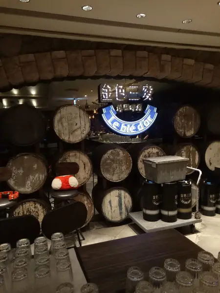 金色三麥京站店  經典大拼盤   香腸、椒麻雞、薯條和豬腳  四種願望一次滿足