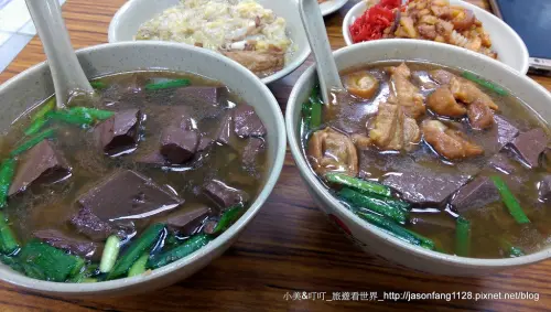 【中山小吃】位在承德路上昌吉街有名紅豆腐豬血湯，古早味魯肉飯，一吃必愛上！