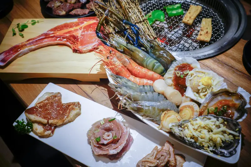 『燒惑日式炭火燒肉X魔王佩』新北板橋區 我跟肉有仇 所以我要大口吃肉  戰斧豬排/牛小排/無敵海鮮盤/板橋燒火烤吃到飽/捷運新埔站『內文有店家資訊』