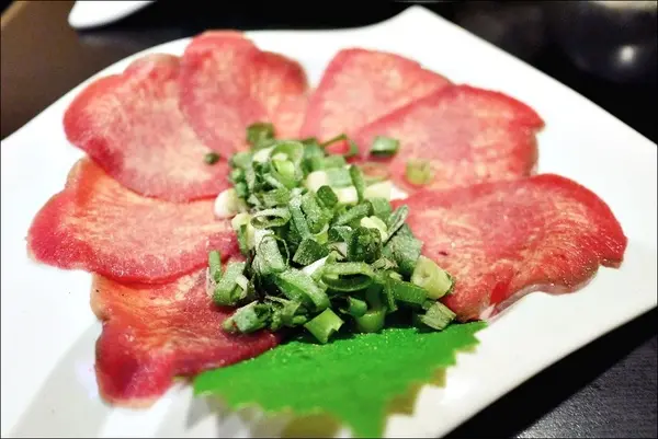 烤物有特色、擺盤具匠心,適合上班族的休閒夜烤【燒肉眾精緻炭火燒肉】