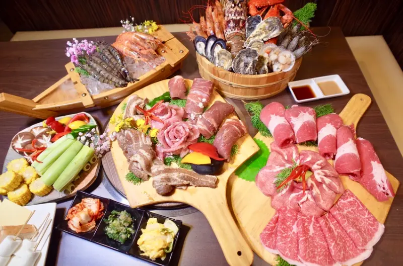 【燒肉眾精緻炭火燒肉吃到飽|板橋文化店】這些食材居然一千元有找!南美野生龍蝦、波士頓龍蝦、A5 和牛吃到飽,只要 899 + 50 元就能享用!