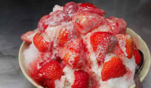 台南美食▌草莓滿出來啦! CP值爆表「冰鄉」：便宜料多實在的草莓冰! 冬季限定 (台南冰鄉菜單)