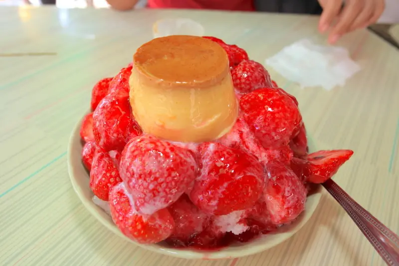 吃。台南｜中西區。40年老店，台南排隊名店，今年品嚐心得不值得推薦「冰鄉-草莓冰二訪」。