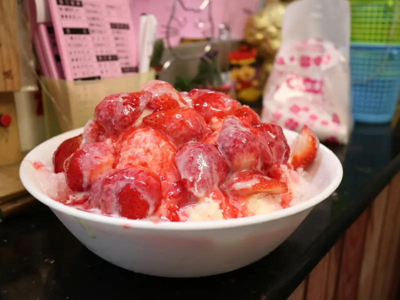 （台南。中西區美食）冰鄉：冬季限定的草莓牛奶冰，又來囉！ 下雨的冬季吃，好冷好虐又好讚啊！