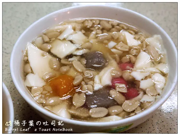 【豆花甜湯】新北市板橋區│紅心冰飲中心．豆花 (黃石市場內) -- 有歷史的老店~但...