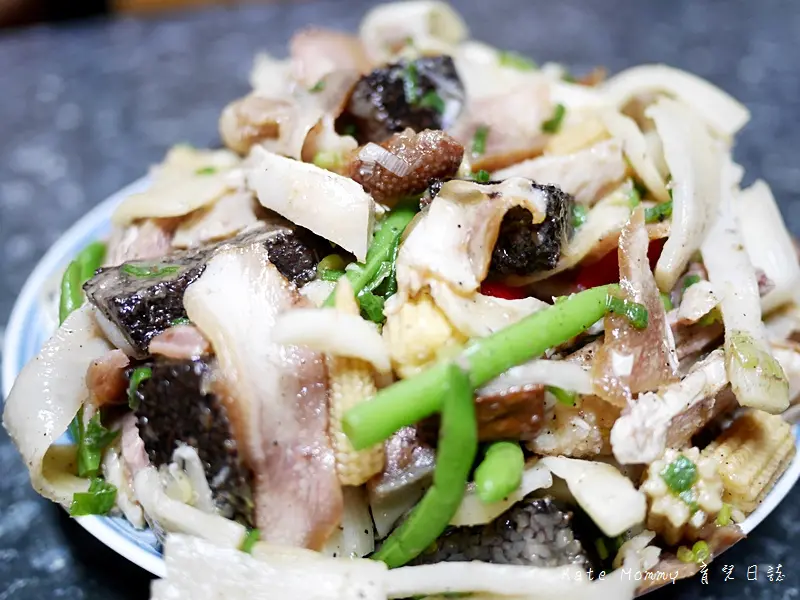 【板橋美食．新埔】板橋裕民街 一毛不拔鹽水雞 蔬菜種類超多深得我心。孕婦嘴饞尋尋覓覓，好吃又可以調整鹹度，假板橋人真心推薦 #捷運新埔站 ♥ 