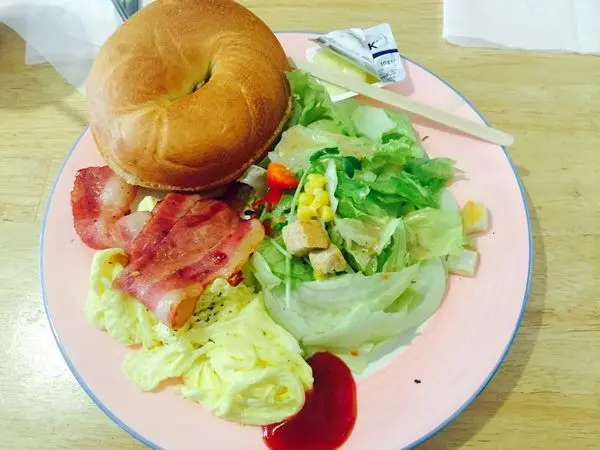 *板橋早午餐*三隻小豬早午餐，平價豐盛又美味，格子脆三明治/蛋捲/漢堡/貝果/法式潛艇堡(捷運府中站)