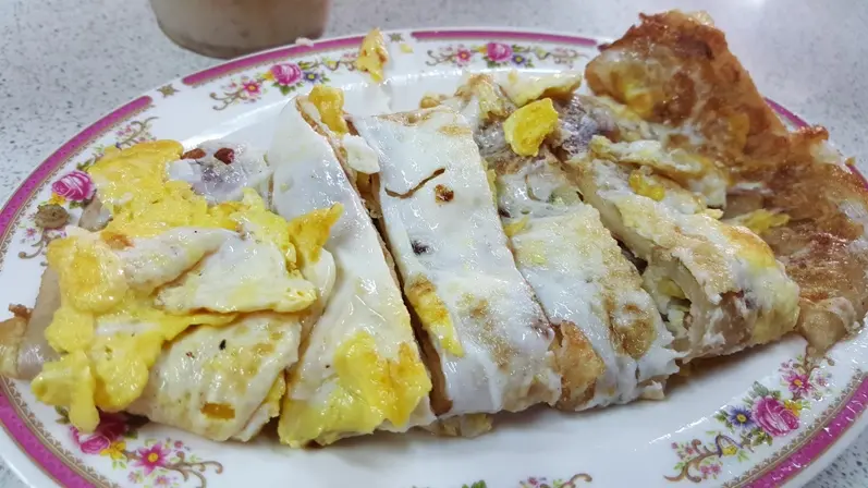 青菜呷呷。食尚小咪 ♥【新北市板橋江子翠。豆莊豆漿早餐店/雙面蛋餅+傳統飯糰極度優秀 人氣排隊早餐店 不吃會後悔!!!!】