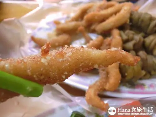 
【新北汐止】車頭鹹粥 | 古早味小菜 全年無休 親民價一碗20元 極推小黃瓜+甜不辣
