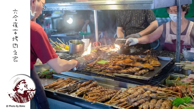 夜市裡的烤肉老攤雖然評價很兩極，11點隔壁都在收攤，但攤前一堆人排隊在買｜布雷克出走旅行視界