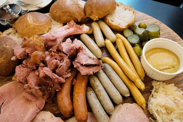 <新北。新店>抱飲抱食-大食怪限定!小碧潭站肉食姊妹們聚會好黑皮!一起揪人來點個家庭大拼盤吧!