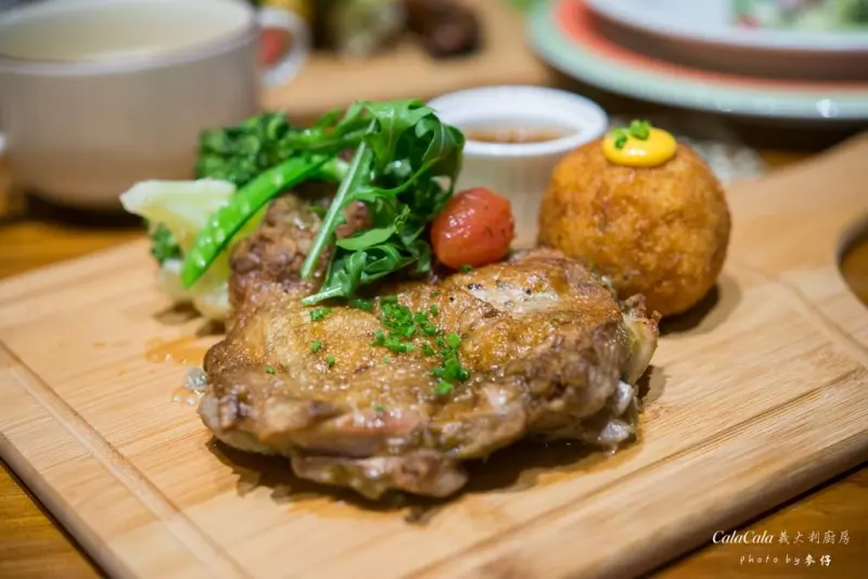 義料食記｜CaLACaLA義大利廚房-北新店｜『濃濃鄉村風格的義式餐廳』佈置用心相當好拍｜戰斧豬排大份量肉質鮮甜好美味｜捷運新店七張站美食 - 麥仔の生活日記