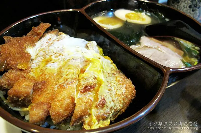 [新北新店大坪林美食] 新店二子山食堂●平價拉麵/丼飯/私房小菜●激推一碗抵兩餐的招牌餐