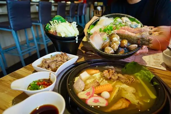 饗宴精緻石頭火鍋 - 多種類肉品、超值海鮮盤，還能吃到冰淇淋 ! 新北新店美食推薦