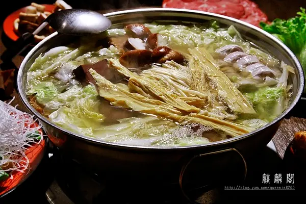 頂溪站周邊美食「麒麟閣」沙茶火鍋。炸雞翅和炸旗魚不可以錯過
