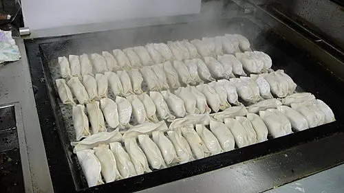 (美食~ 新北市 頂溪站) 永和佳佳香鍋貼 ~ 日賣上萬鍋貼大王