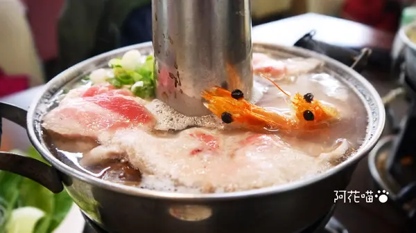 【永安市場│中式】湯汁一直流！爆炸湯汁小龍包，CP值高的酸菜白肉火鍋大推薦『普園北平餡餅粥』