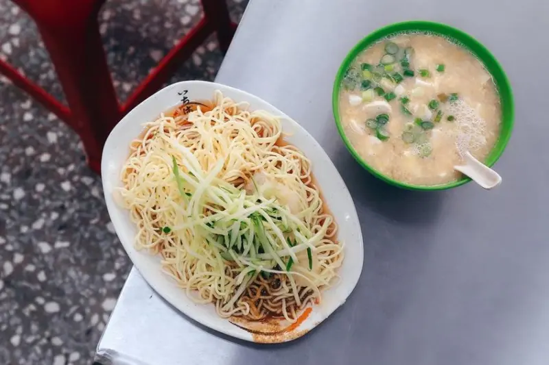 【新北中和美食】洪記特製涼麵：涼麵配味噌湯絕搭老搭檔，最消暑！