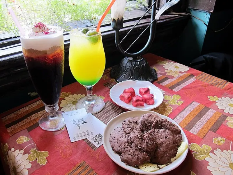 窄門咖啡｜台南必去！必喝！特色老屋咖啡店！入口只有38公分的超窄門，只有瘦子才進得去! - 進食的巨鼠