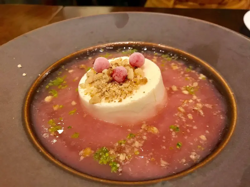 ｜馬旦馬須法國館｜- 賦予牛小排新搭配的全新口感，前菜兼顧味覺與視覺享受，白桃泥佐香草冰淇淋少女心大噴發