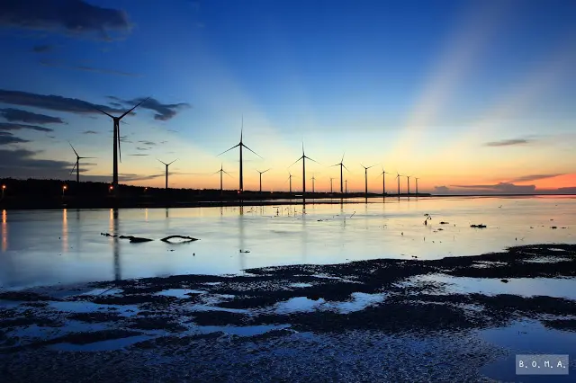 
台中清水 高美濕地 傻傻衝美景，迷霧夕陽、火燒雲、霞光乍現

