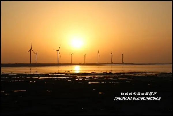 台中。高美濕地野生動物保護區棧道賞夕陽