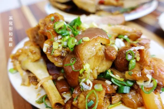 新北三重美食 ▶ 33年溪尾知高飯‧玉知高華 ▶ 傳承33年的好味道 香噴噴知高飯、豬腳飯、魯肉飯、滷大腸、豆豉吳郭魚