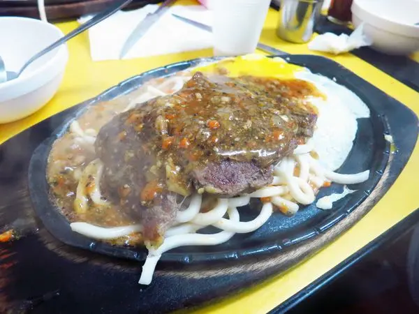 【三重牛排】阿信牛排-牛排在鐵板上噗滋噗滋作響的美味