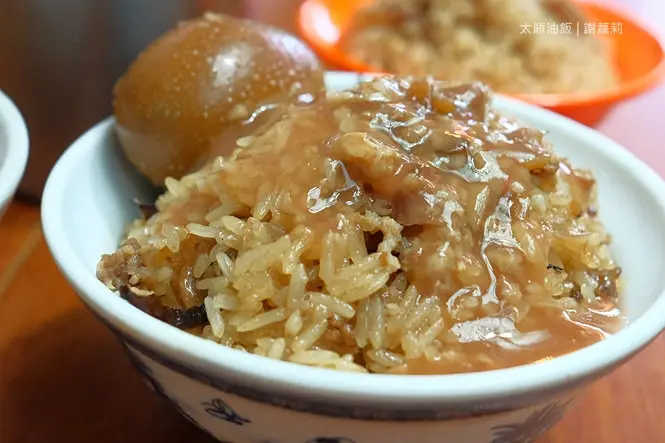 《三重♥食記》太順油飯。低調躲在傳統菜市場的隱藏版美食，清晨六點開賣，晚來就吃不到！(台北橋站)
