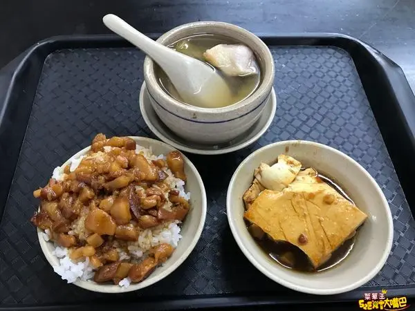 新北三重美食魯肉飯》今大魯肉飯菜單價位大公開！在地人大推的平價排隊傳統美食～三重重陽路必吃美食小吃餐廳推薦。
