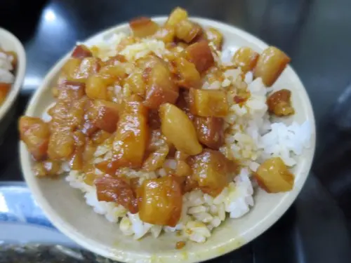 *三重美食*今大魯肉飯，超親民價位的魯肉飯及香菇排骨湯，學生、小資族最愛!