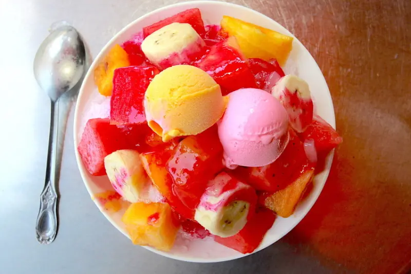 吃。高雄|鹽埕區。鹽埕區必吃美食老店，古早滋味的呈現，值得樂天小高推薦「高雄婆婆冰-旗艦店」。