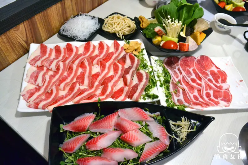 【貪食女孩】我就想吃肉!至少20片肉只要300塊?新莊火鍋老店重新裝潢-郁之町(原大元寶涮涮鍋)