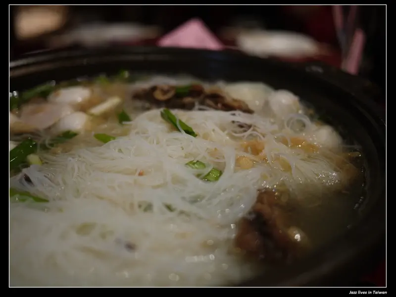 [海霸王]低價的桌菜只剩米粉湯和油飯還不錯