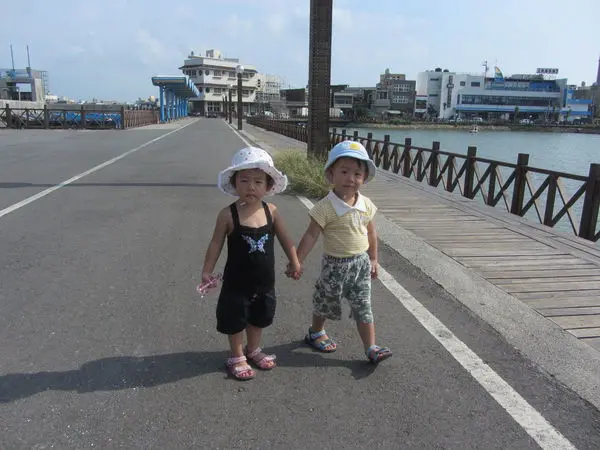 【新竹】南寮漁港-->漁市內的林家摃丸(真好丸)-->十七公里海岸線-->香山濕地-->豎琴橋看夕陽