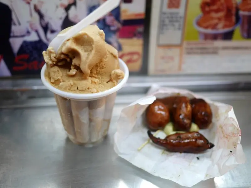 【基隆美食】基隆廟口夜市必吃美食，熊寶每次必啖的精選小吃名單。(排隊美食．花生泡泡冰．一口吃香腸．營養三明治)