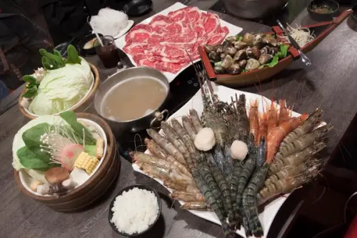 痛風什麼東西? 大盤牛肉海鮮全上桌，來看看正官木桶鍋的驚人魄力