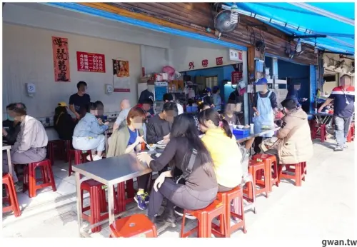 一開店就爆滿！台中超人氣臭豆腐重新開幕，內用熱湯紅茶無限享用～