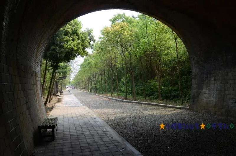 Ω寵物也可這樣玩Ω苗栗竹南崎頂子母隧道★小精靈胡扯蛋★２０１６。０４。０３