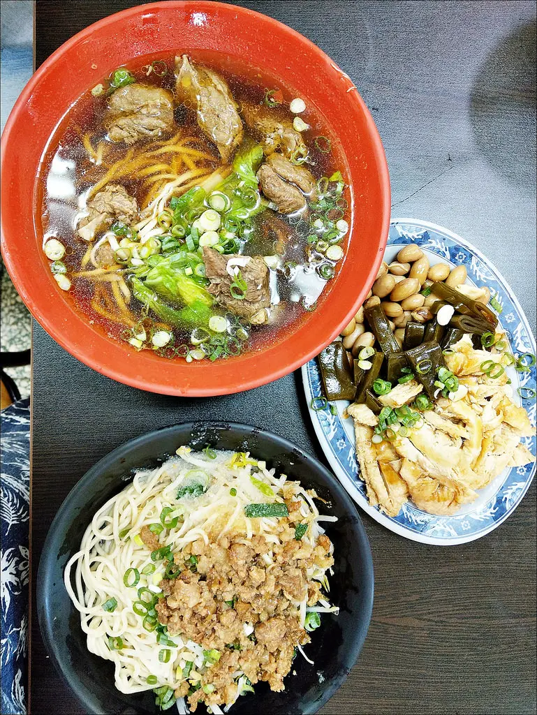 [台中] 牛杯杯牛肉麵 台中大份量牛肉麵推薦 一到用餐時間生意很好阿！！