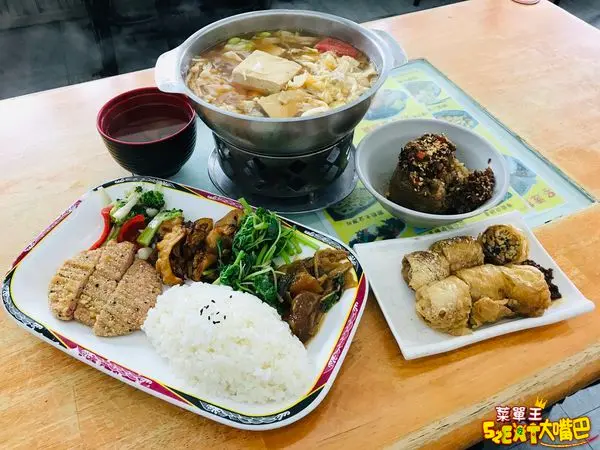 台中東區美食素蔬食》鼎高段素食菜單價位大公開！素食控的天堂~什麼都有的素食小館～台中建國市場建成路必吃美食小吃餐廳推薦。