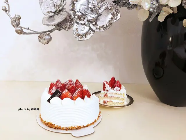 【台中 東區】La maison 梅笙蛋糕工作室(進德店)🍓🍓🍓台中老字號甜點工作室，草莓蛋糕更是聞名遐邇，價格平實，好吃無誤😉