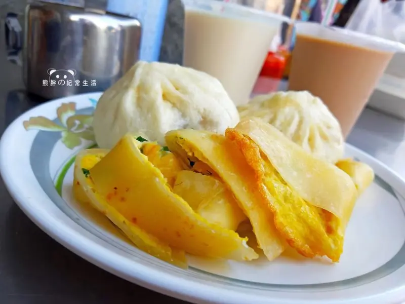 【台中東區】天津苟不理湯包/信義街無名湯包，超人氣銅板美食早餐，包子湯汁爆多，蛋餅軟Q香氣足