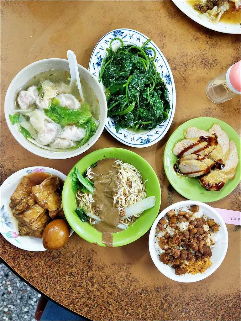 [台中] 阿隆麵攤 向上市場推薦美食 價位不貴口味不錯熱門小菜燒肉很快秒殺