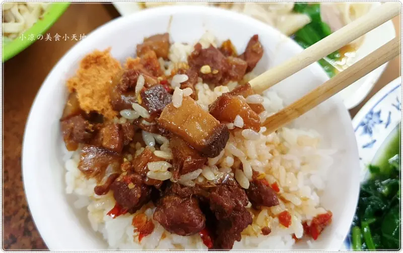 台中小吃║向上市場人氣小吃麵攤，滷肉飯也不輸給乾麵，可惜燒肉沒賣了!!